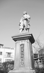 木津川を改修した木津勘助の像